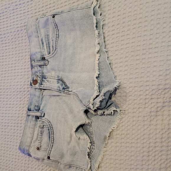 BDG Urban Outfitters Denim Jeans Cutoffs Shorts Size 27 Cheeky Light Wash - Picture 9 of 9